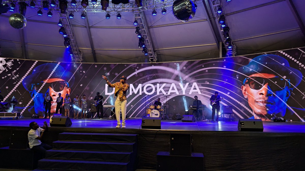 John Mallya,Esquire (@johnmallya) on Twitter photo Domokaya doing what should be done on a live performance...! #silverconcert #25yrs #ladyjaydee <a href="/JideJaydee/">Lady JayDee</a> Domokaya doing what should be done on a live performance...! #silverconcert #25yrs #ladyjaydee <a href="/JideJaydee/">Lady JayDee</a>