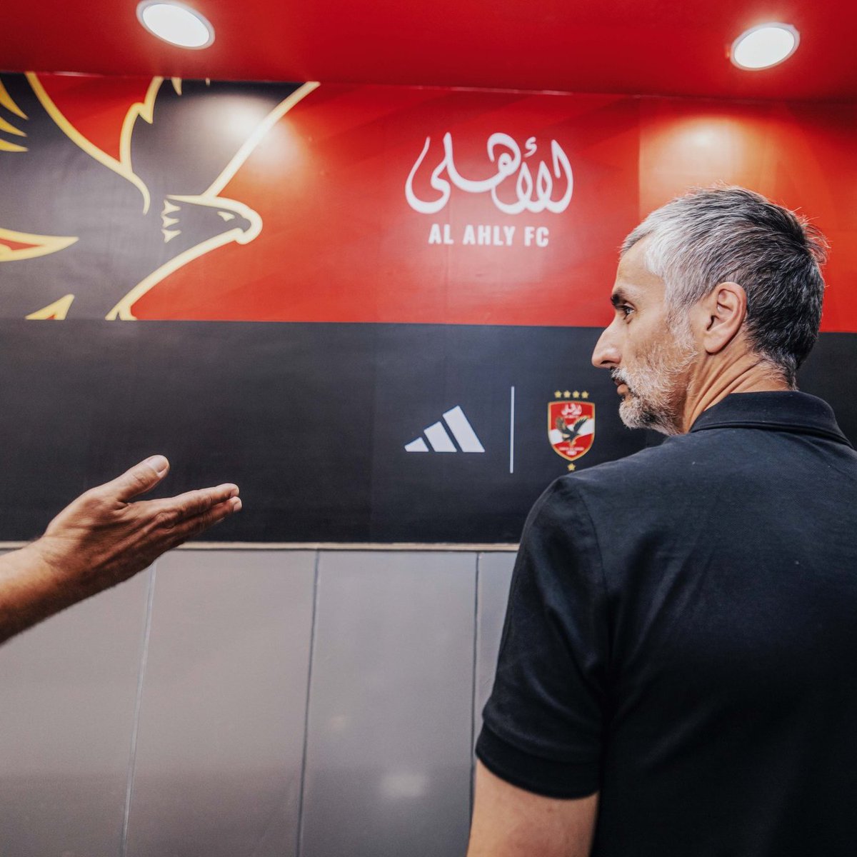 El Larguero (@ellarguero) on Twitter photo ⚽️ 🇪🇬 <a href="/CoachRiveiro/">José Riveiro</a>, entrenador español del <a href="/AlAhly/">النادي الأهلي</a>, en #ElLarguero
🏆✨ "Es el club más laureado del mundo con el Real Madrid"
🩵🔙 "Empecé en Tercera Regional en Galicia y se han dado muchas situaciones que me han traído hasta aquí. He trabajado y renunciado a mucho" ⚽️ 🇪🇬 <a href="/CoachRiveiro/">José Riveiro</a>, entrenador español del <a href="/AlAhly/">النادي الأهلي</a>, en #ElLarguero
🏆✨ "Es el club más laureado del mundo con el Real Madrid"
🩵🔙 "Empecé en Tercera Regional en Galicia y se han dado muchas situaciones que me han traído hasta aquí. He trabajado y renunciado a mucho"