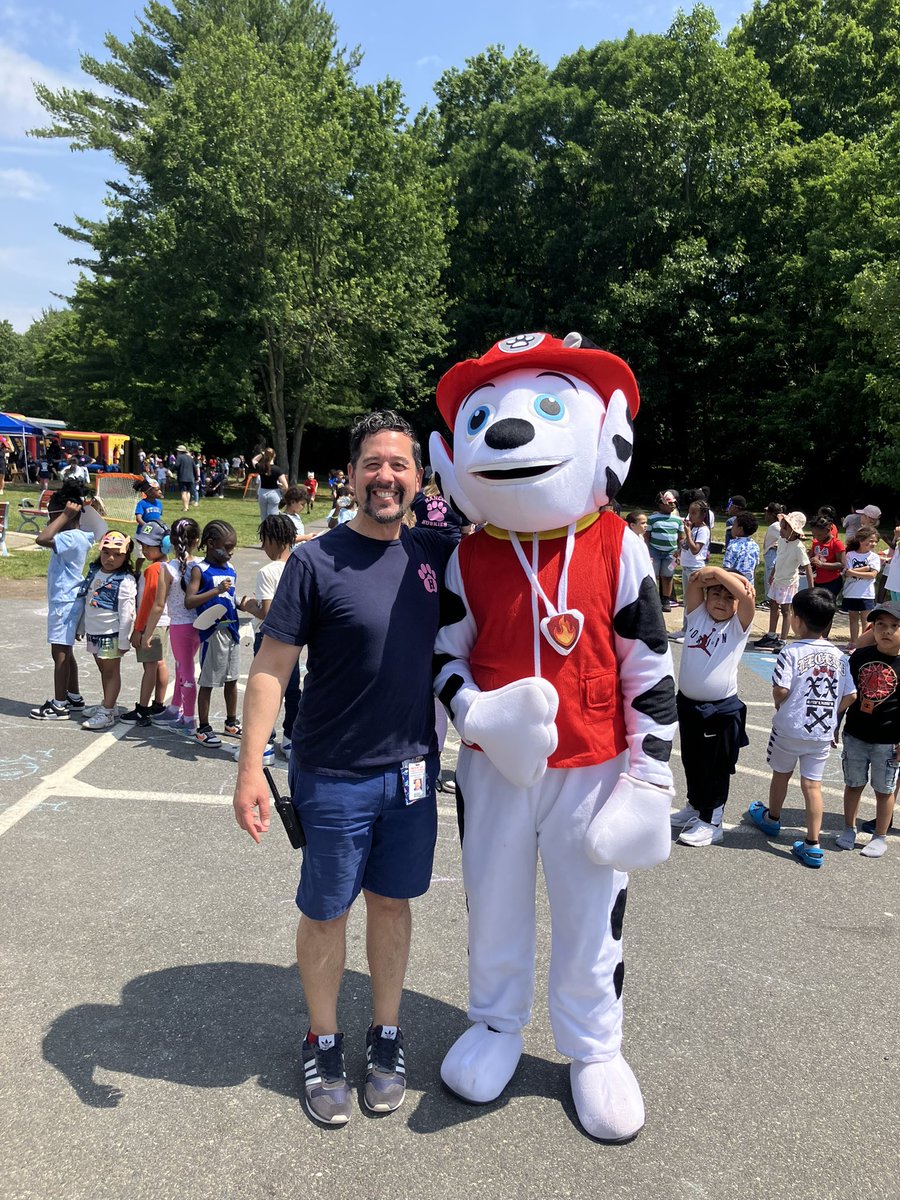 We were so happy to join the Hancock school for their annual Hancock Huskies day. Having fun and setting an example for our youth
#followme

#bfd #brocktonfire #cityofchampions #publiceducation #firedducation #brocktonkidscount #safe