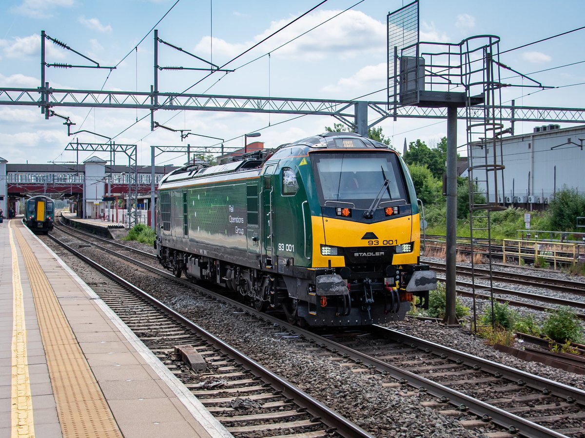 93001 passes Harrow &amp; Wealdstone this morning working 0Q26 to Worksop– what a fantastic looking loco, and the first of what I hope will be many more captures to come! 😎