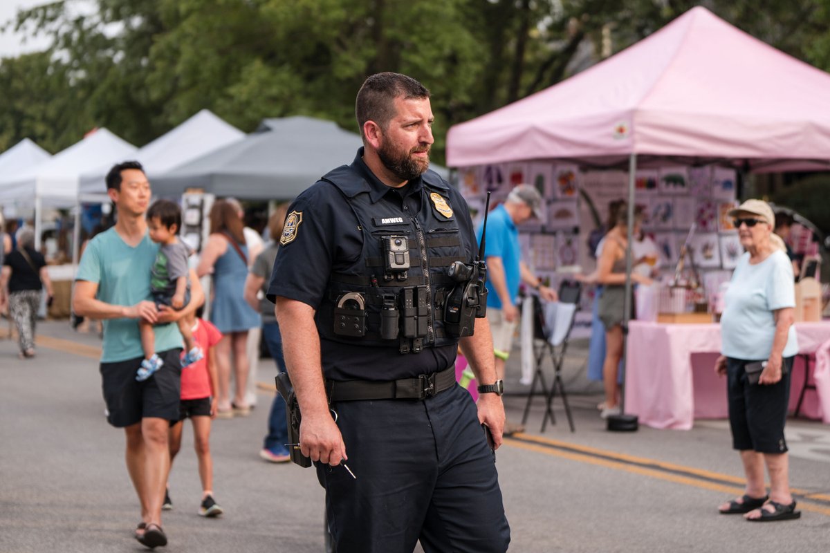 #ArtsOnArlington was a great opportunity for our officers to connect with the community in a relaxed, fun setting. 👮 From conversations to kids’ activities, we’re always glad to be part of events that bring #UpperArlington neighbors together. 💙