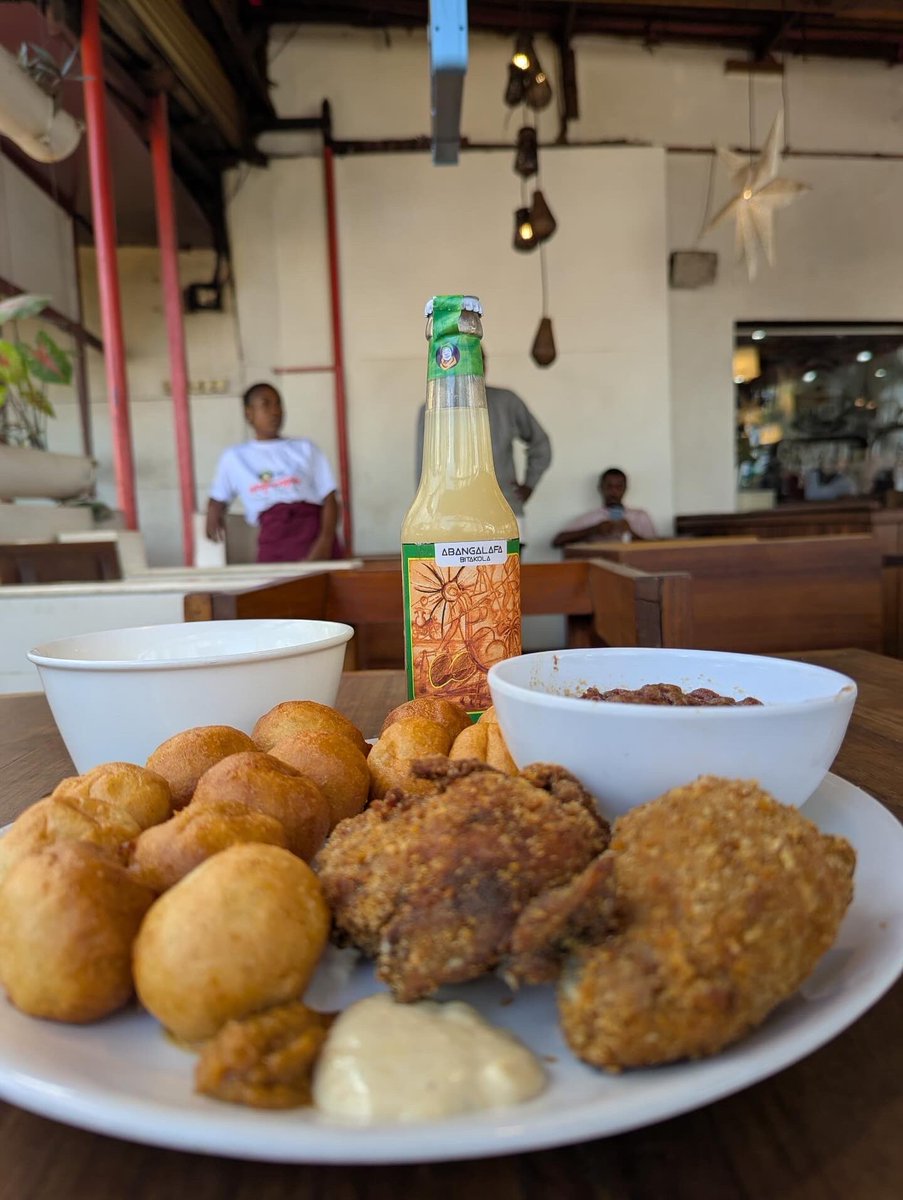 Tchopetyamo1's tweet photo. Personne ne peut finir ce plat seul 😅
BHB + 2 morceaux de poulet pané 🍗🍗 + 1 boisson Abangalafa 🥤 = Mission suicide en solo 😂🔥😵💫
📍Yaoundé
📍Douala
📍Bafoussam
📞 694-366-526
📞 694-078-946
📞 678-249-128
#Tchopetyamo #yamocheztoi #douala #yaounde #bafoussam #yamo https://t.co/RJtI1sglkn