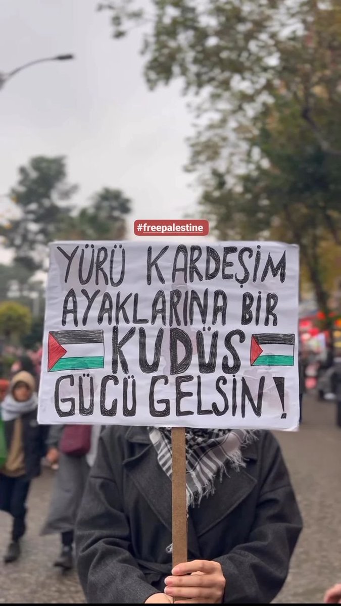 🌑 Uyuyanların uykusunu kaçıracak bir çağrıdır bu:

 Artık sabır değil, sefer vaktidir!
Ne suskun kalacağız ne seyirci...

 Kıyam eden her yürek, bu yolda bir cephedir!
Karadan yürüyoruz, denizden taşıyoruz, gökten iniyoruz!

#KaradanDenizdenHavadan
🚛🚤🛩️