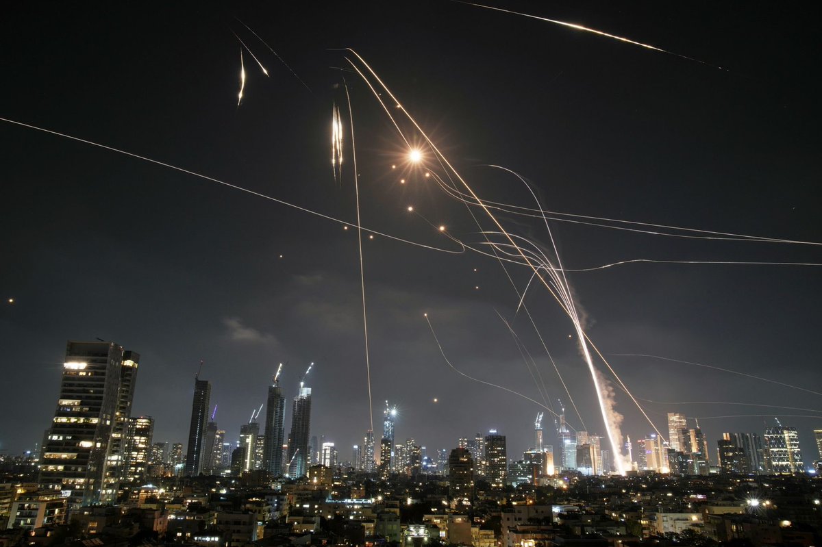 A photoworthy moment in the sky over Tel-Aviv during the recent wave of ballistic missiles launched by Iran.