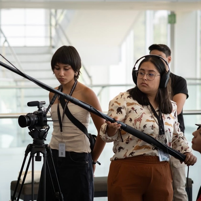UArtesDigitales's tweet photo. ¡La UAD presente en el Jurado Mezcal Joven del @FICGoficial  40!
Cada año, la UAD tiene una silla en el Jurado Mezcal Joven 📷
Este año, fue ocupada con orgullo por Gabriela Espinoza, estudiante de Producción Audiovisual.
📷 Lee la nota completa: https://t.co/oo61BkknRY https://t.co/OMP2iiftTC