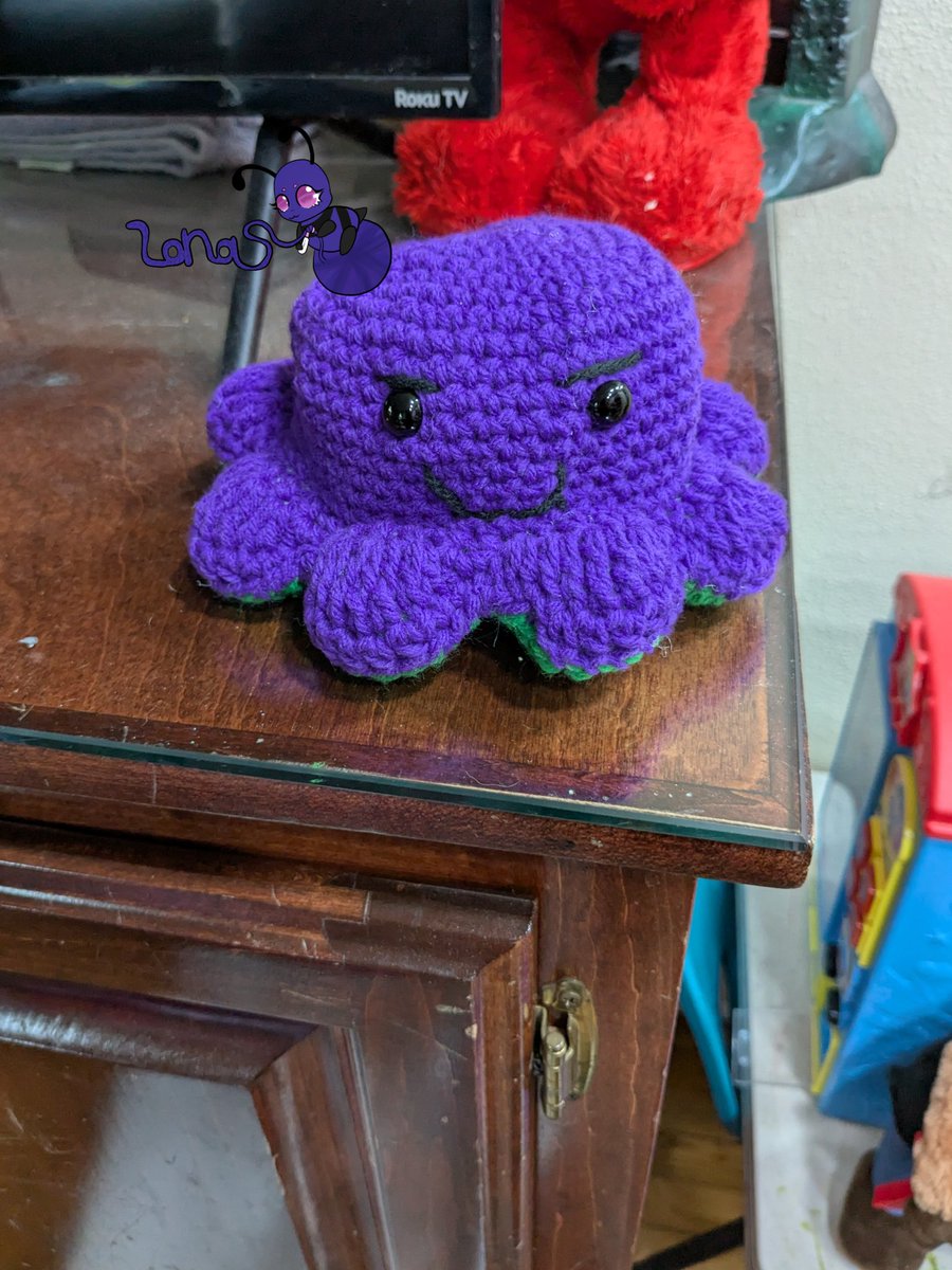 lonascrafts's tweet photo. After a few months I'm finally able to crochet again. I made a reverseable octopus since the two I had were sold. #octopus #reverseable #reverseableocto #lonas #crochet https://t.co/AuxKzqnExJ
