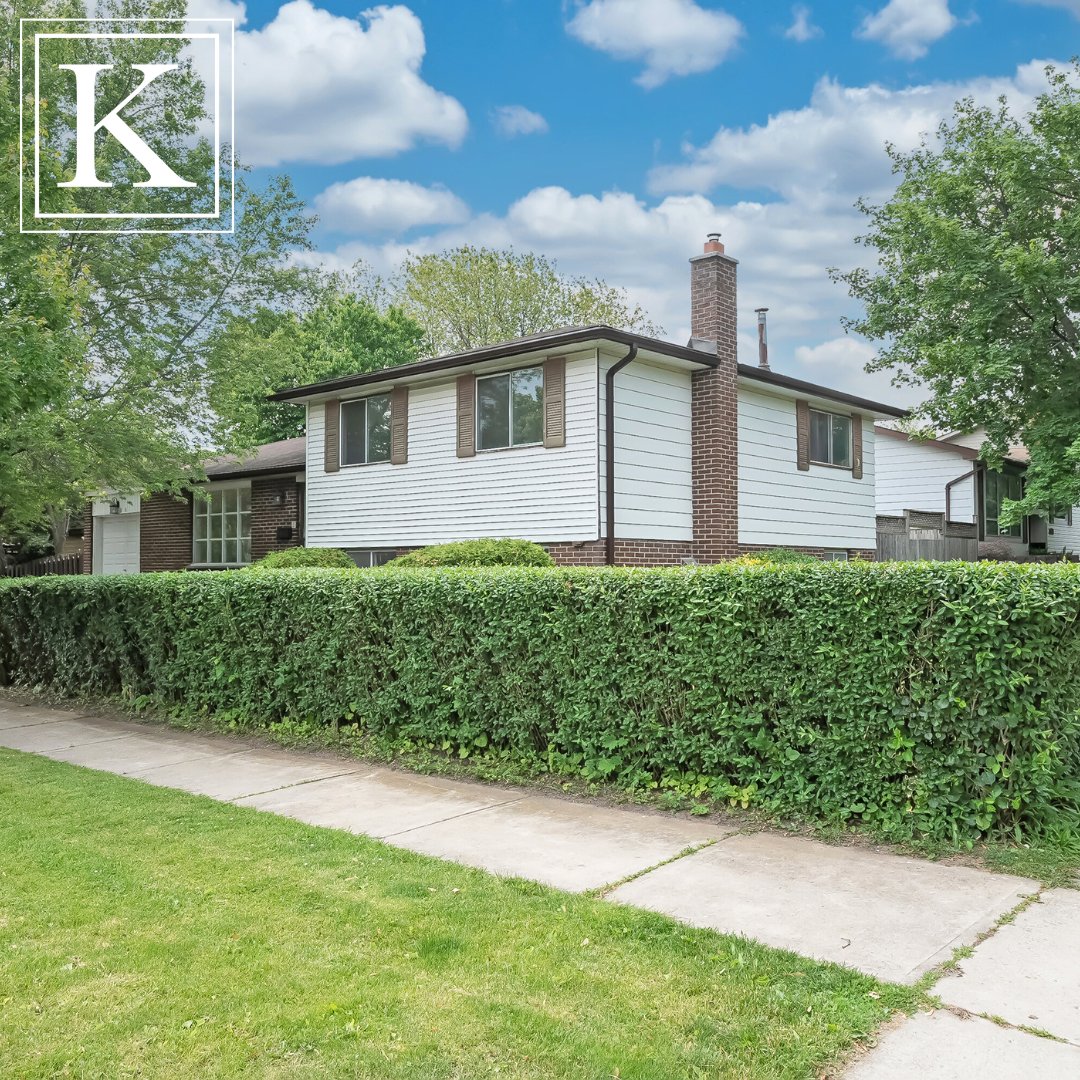 Now listed — 1201 Consort Crescent in Burlington’s sought-after Palmer neighborhood. This impeccably maintained 3-bedroom, 2-bathroom sidesplit is set on a premium lot. 
📍1201 Consort Crescent, Burlington
💲$869,900