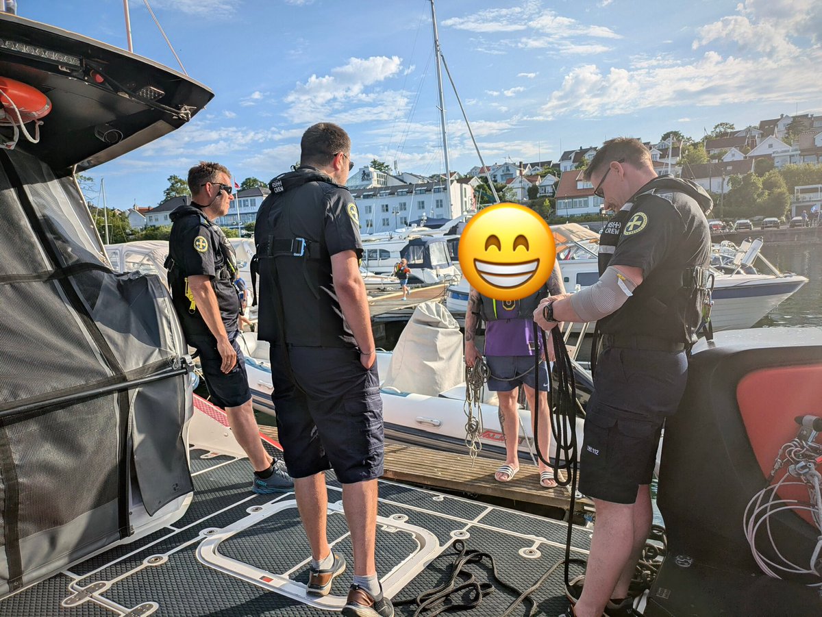 NSSR's tweet image. #nssr #redningsselskapet #rs166 Nettopp avlevert familie som fikk motortrøbbel utenfor Åsgårdstrand . 2 voksne og 3 barn trygt i land.
