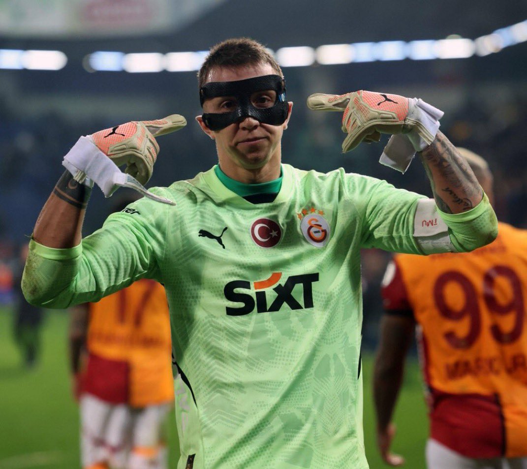 #EDLP Fernando Muslera será el primer refuerzo de Estudiantes en este MDP.
Llega con 38 años (cumple años en tres días) después de 14 temporadas en el Galatasaray de Turquía. 
No ocupa cupo de extranjero, ya que es argentino nacionalizado uruguayo. 
¿Que pasará con Iacovich⁉️