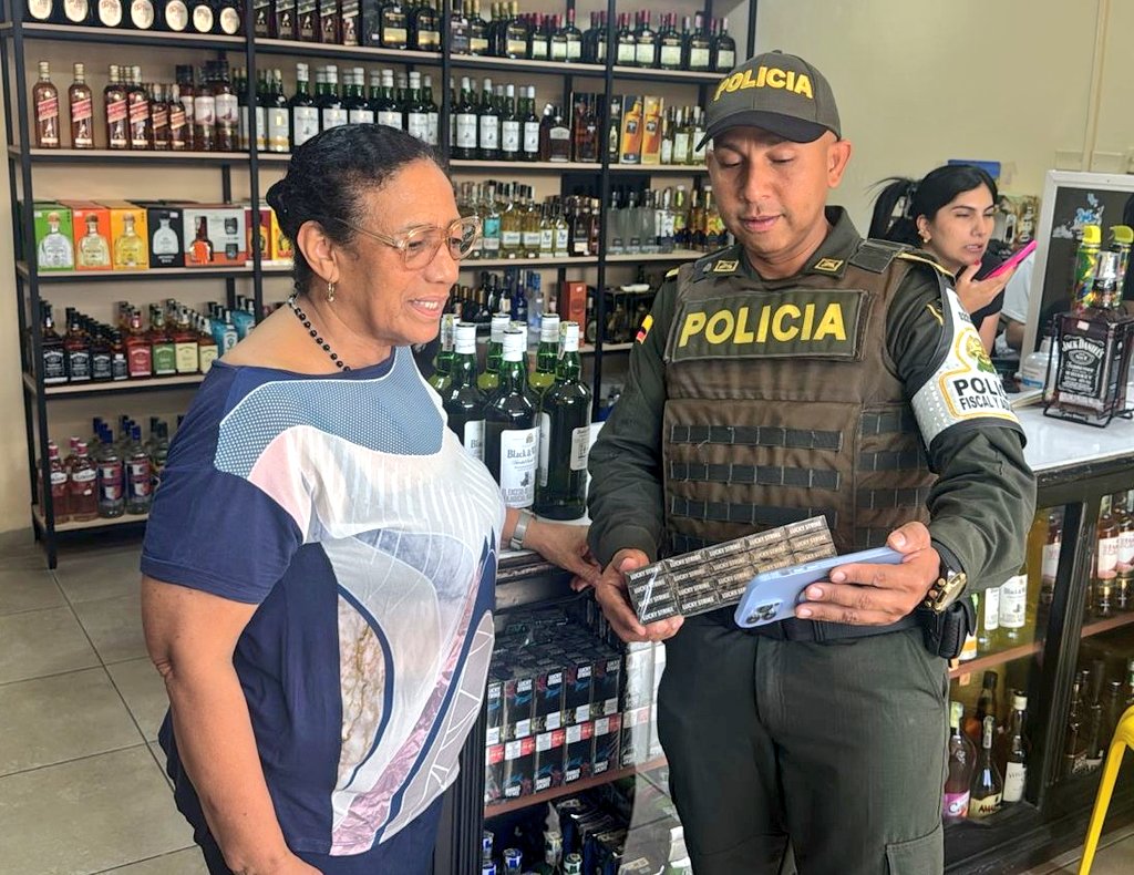 GuajiraPolicia's tweet image. En el marco de la campaña #SoyLegal, socializamos con la ciudadanía los impactos negativos del contrabando de Cigarrillo.

Nuestro compromiso con el Departamento está en fortalecer la cultura de la legalidad y proteger la economía regional. #TodosContraElContrabando