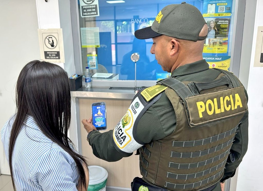 GuajiraPolicia's tweet image. En el marco de la campaña #SoyLegal, socializamos con la ciudadanía los impactos negativos del contrabando de Cigarrillo.

Nuestro compromiso con el Departamento está en fortalecer la cultura de la legalidad y proteger la economía regional. #TodosContraElContrabando