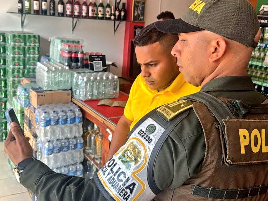 GuajiraPolicia's tweet image. En el marco de la campaña #SoyLegal, socializamos con la ciudadanía los impactos negativos del contrabando de Cigarrillo.

Nuestro compromiso con el Departamento está en fortalecer la cultura de la legalidad y proteger la economía regional. #TodosContraElContrabando