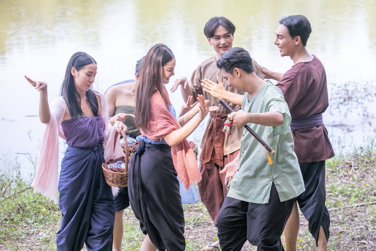 TheBLXpress's tweet photo. #LoyKaewFirstLoveEp5...Loy &amp; Kaew's relationship gets more complicated with each episode, first they were fighting over Loy getting married to Wan, then Kaew wasn't sure if their relationship would be acceptable and then in the end, they decided to run away 🤯🤯 https://t.co/0B0gVhBhAS
