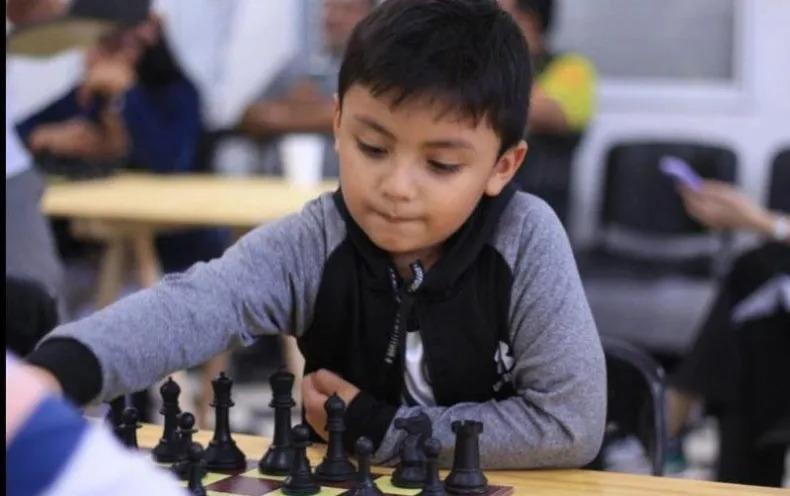 noticiero9ok's tweet photo. ♟ Noah Zalazar, el niño chaqueño prodigio del Ajedrez: "No pasa nada si pierdo"

👉 Noah tiene apenas cinco años, vive en La Leonesa y ya compite en torneos de alto nivel contra jugadores mayores

#Ajedrez #Chaco #Deportes

https://t.co/ZU2JMKmMjs https://t.co/22BOlJW0x6