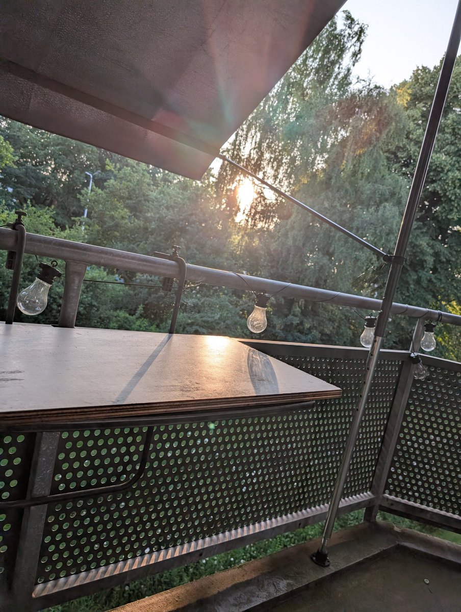 Geniet op het balkon van het weer