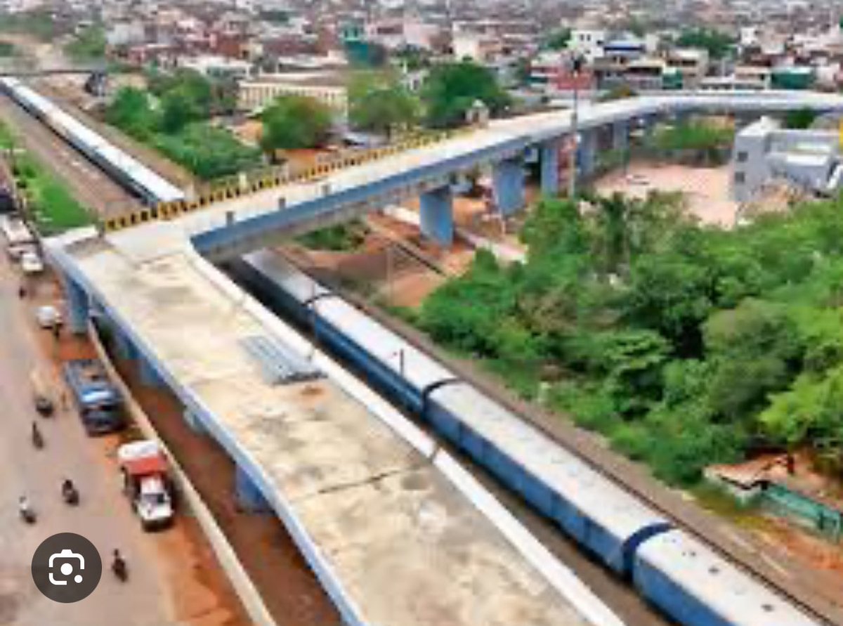 MP वाकई अजब है! 10 साल के इंतज़ार के बाद भोपाल के ऐशबाग में लोगों को आसानी से “गुज़रने” के लिए फ्लाइओवर बना, लेकिन अब यह इंजीनियरिंग का बेजोड़ नमूना साबित हो रहा है। 90 डिग्री मोड़ वाला यह ब्रिज आगे जाकर ख़ुद पर और इसे बनाने वाले लोगों की योग्यता पर सवालिया निशान ❓ भी खड़ा कर