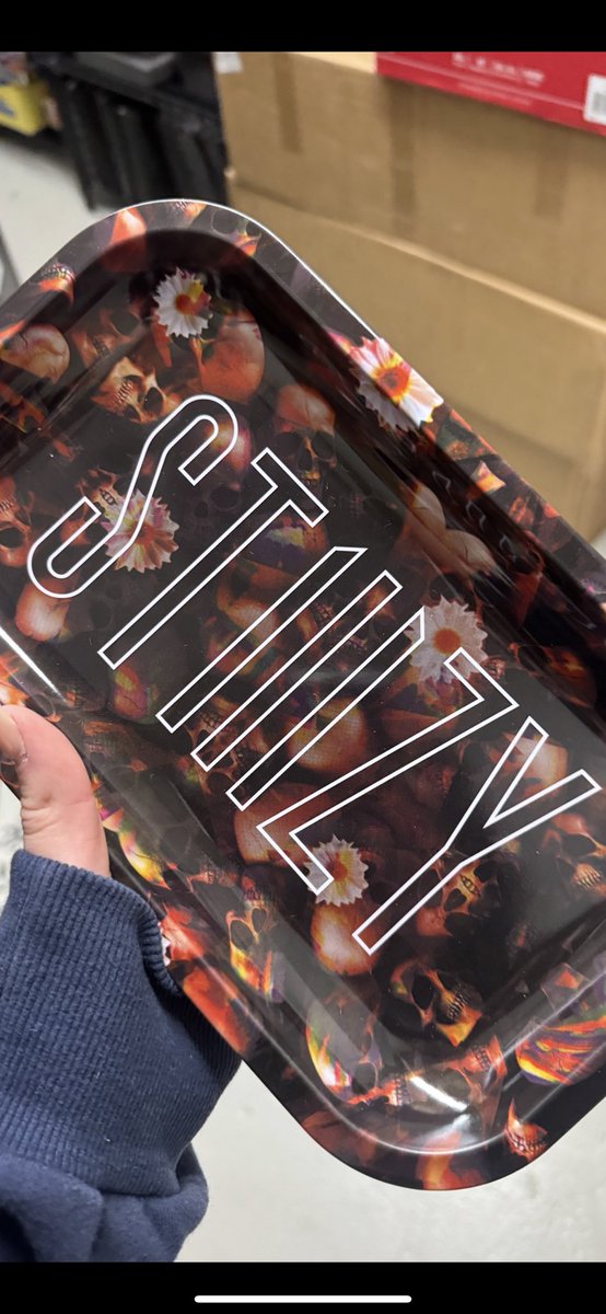 Want to win a STIIIZY rolling tray?!🍃Simply follow us, like + RT this post, comment where you're from and that's it! Winner will be chosen tomorrow!🥳