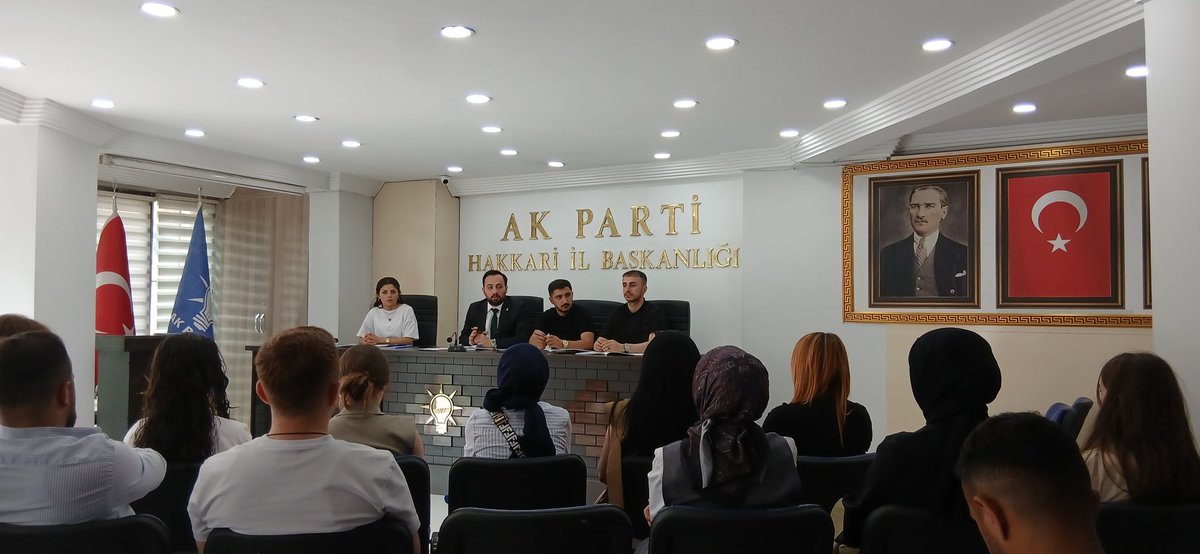 AkGencHakkari's tweet photo. 📍Hakkari

İl Gençlik Kolları Başkanımız @yrizgarozdemir Başkanlığında, Haftalık Olağan Yönetim Kurulu toplantımızı gerçekleştirdik.

Birlikte istişare ettik, birlikte güçlendik. Teşkilat ruhuyla, Yolumuz net, hedefimiz büyük! 🇹🇷

Toplantımız hayırlı olsun. https://t.co/n8GxGMAYGW
