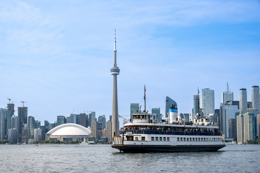 Planning a trip to the #TorontoIslandPark this weekend? 

The #DragonBoatRace is happening so expect that ferries to Centre Island, Hanlan’s Point and Ward’s Island will be busy. 

👉 Plan ahead.  

Tips at: toronto.ca/Islands