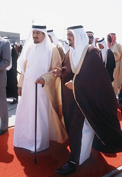 لقطة تاريخية تجمع الملك خالد والملك فهد -  غفر الله لهما.

حضور مهيب وقيادة ملهمة في حقبة شكلت ملامح التطور والازدهار في المملكة. 🇸🇦