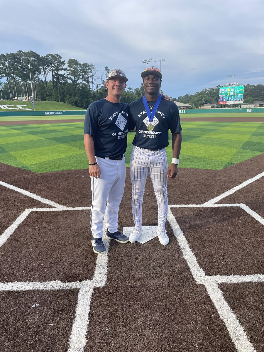 ℂ𝔸ℝ𝕃𝕆𝕊 “𝕝𝕠𝕤“ ℝ𝕆𝔹𝕀ℕ𝕊𝕆ℕ 𝕁ℝ tweet media