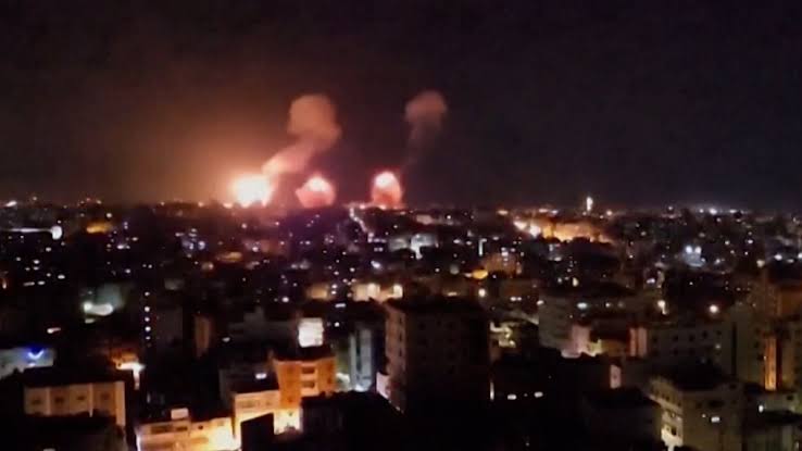World_Affairs11's tweet photo. BREAKING:

Iran has launched second wave of hypersonic missiles at Tel Aviv.  It is burning now. https://t.co/dTIBl2R74U