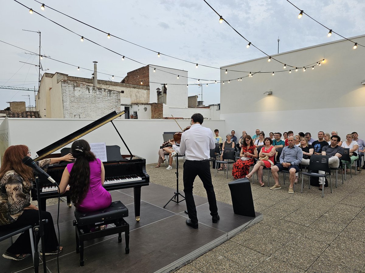 🌜🎶 Música per tocar el cel. El terrat de l'edifici del <a href="/cmreus/">Conservatori Reus</a> i de l'<a href="/eadreus/">eadreus</a> de la <a href="/Dipta_cat/">Diputació de Tarragona</a> es converteix en un auditori privilegiat sobre la ciutat de #Reus en el segon dia dels 'Concerts al terrat del carrer del Vent'. L'actuació és a carrec del duet Elysium 🎻🎹.