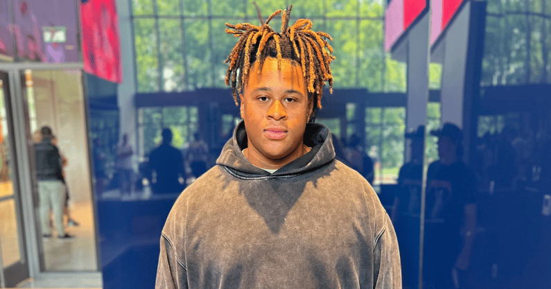 4-star in-state DL Elijah Brown visits Auburn: 'It feels like home' (On3+) 

A priority target for Auburn.. he says Vontrell King-Williams is the most consistent in recruiting him..

on3.com/teams/auburn-t…
