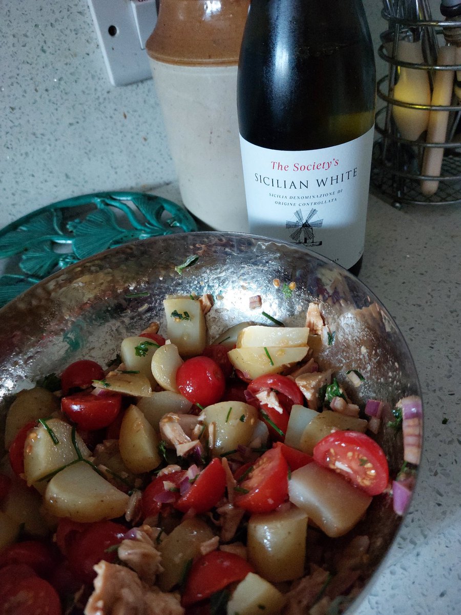 This fresh Sicilian lovely from #TheWineSociety went perfectly with my cherry tomato, red onion, three herbs and pulled roast chicken salad.  Grazie Mille!