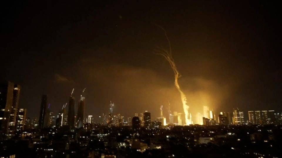 MediaSteadyInc's tweet photo. Iran launches ‘hundreds' of missiles at Israel following attack. https://t.co/IHB1KMxZaj https://t.co/vIo7HiIEt0