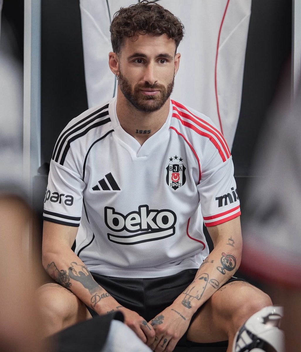 Top ayağına, forma üstüne çok yakışıyor. 🤩