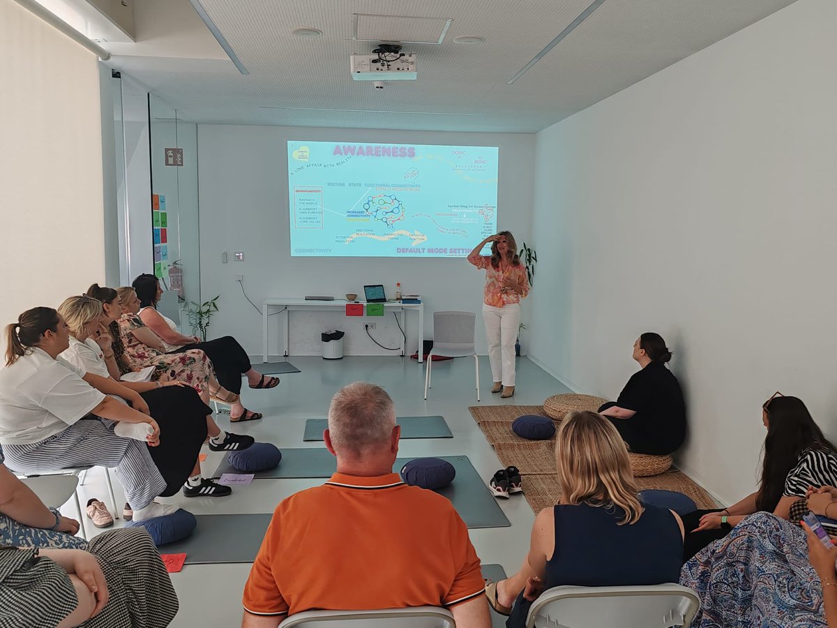 Miss Giles tweet media