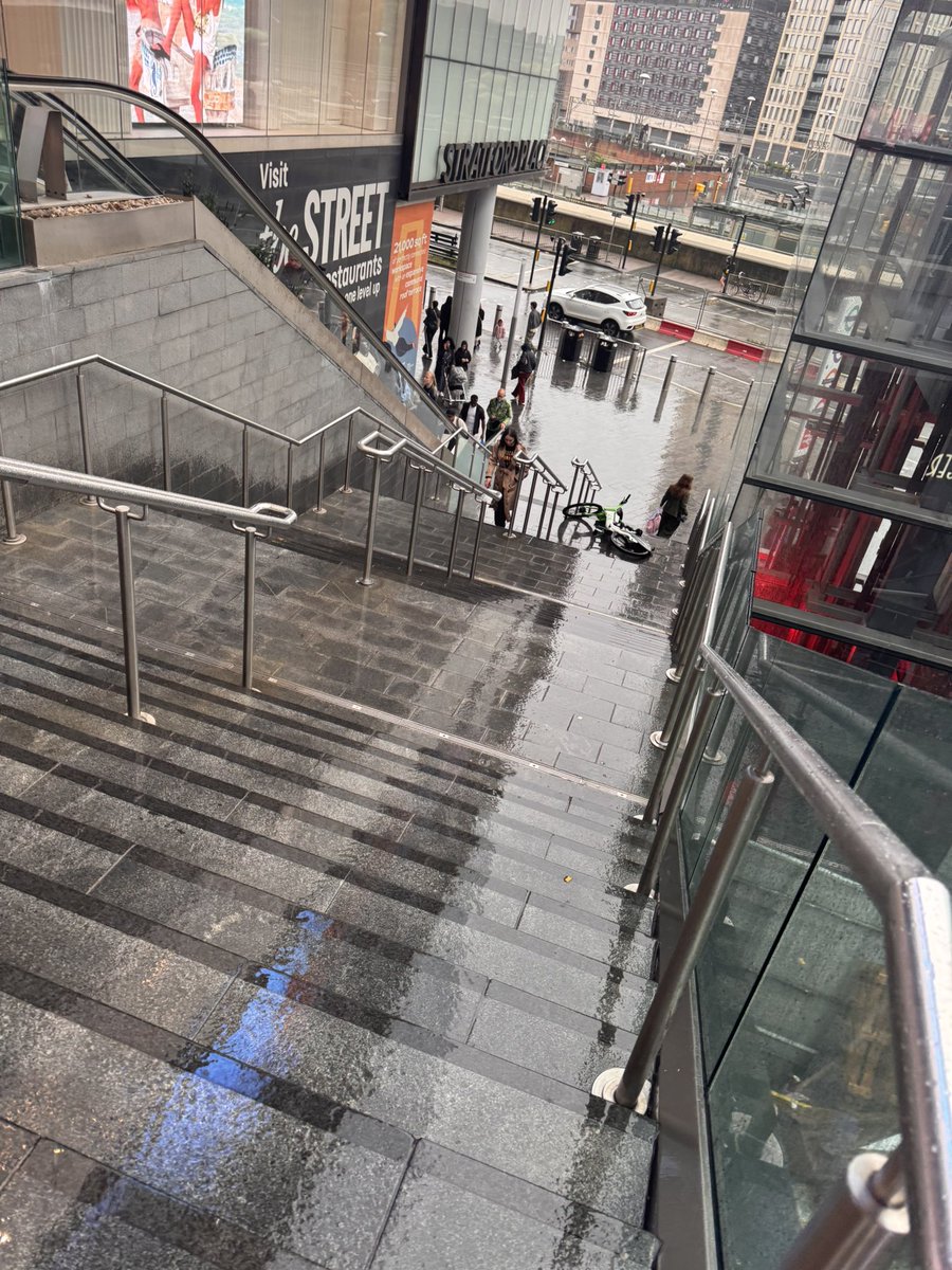 salamanom's tweet photo. @NormanBrennan Kid threw an bike down the stairs towards the underground station and hitting people ,including a woman fortunately was caught by some bystanders , but no changes were brought towards him and was let go with a slap on the wrist because no units were available (?) https://t.co/P178z3o9Vx