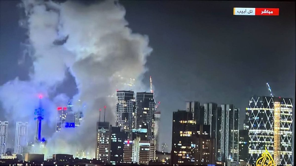 📌Iran strikes back on International terrorist Israel. 

Skies over Tel Aviv ۔
#إسرائيل
#Iran