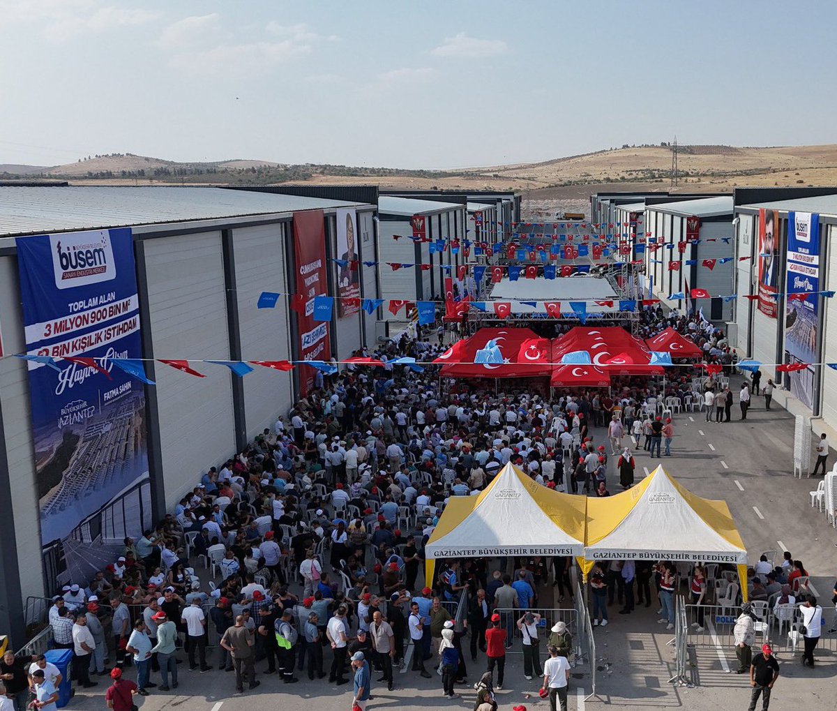 Türkiye’de bazı meslek gruplarına sadece özel günlerde teşekkür etmek gibi bir alışkanlığımız var ama ben bunu çok da doğru bulmuyorum. Marifet iltifata tabidir. Güzel olanı zamanında takdir edelim ki, bu iyilik hali çoğalsın, yaygınlaşsın.

Bugün 40 dereceyi aşan sıcağın altında