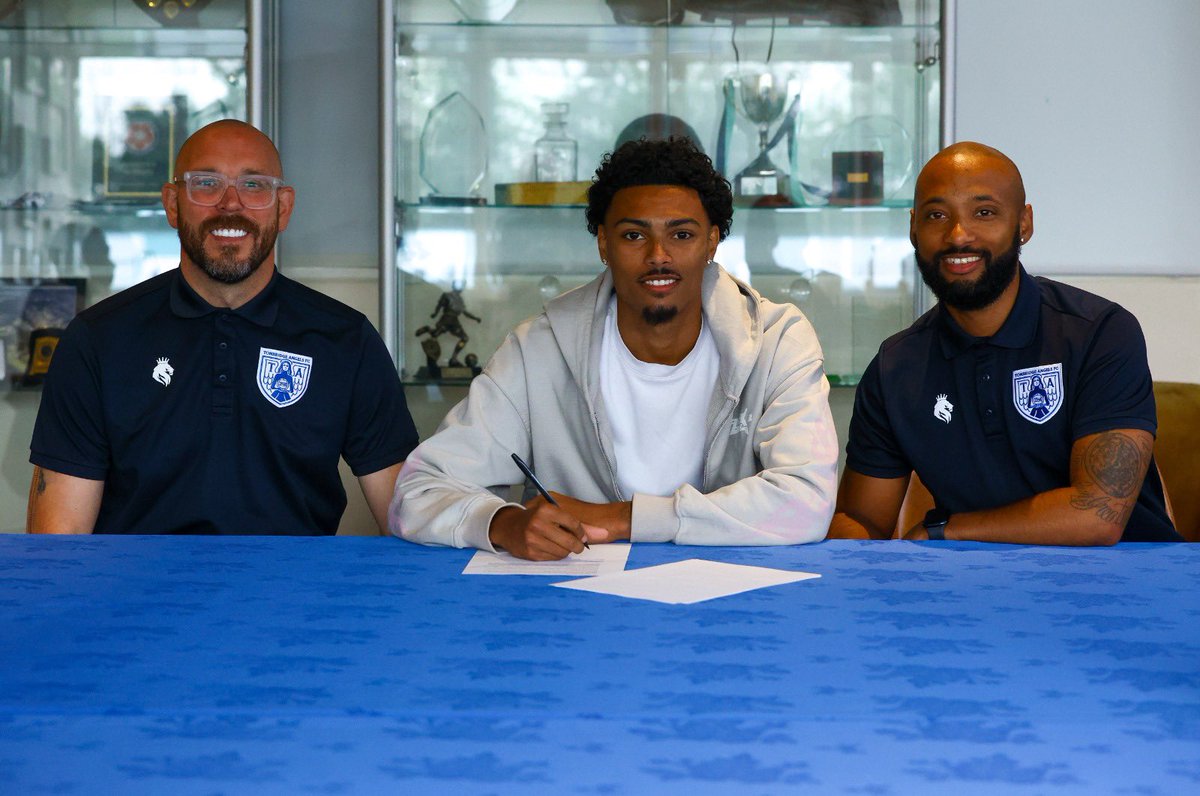 😇 | 𝗠𝗔𝗥𝗖𝗨𝗦 𝗜𝗦 𝗙𝗜𝗥𝗦𝗧 𝗧𝗛𝗥𝗢𝗨𝗚𝗛 𝗧𝗛𝗘 𝗗𝗢𝗢𝗥 🖊️ 

Lewes’ Player of the Season, Marcus Sablier, is reunited with the boss!

tonbridgeangels.co.uk/first-team-new…