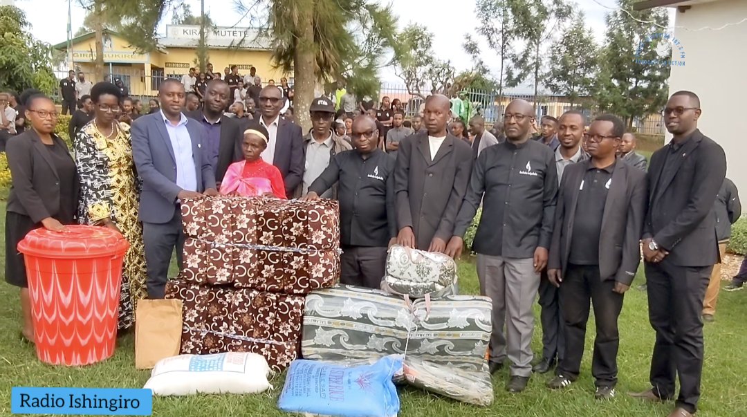 radioishingiro's tweet photo. 🔴Umusaza TWAKIZURU Flecien warokokeye Jenoside yakorewe abatutsi mu murenge wa #Mutete muri @GicumbiDistrict ashima @UTAB_BYUMBA  yamugabiye Inka nyuma yo gupfusha Inka imwe rukumbi yagiraga. 
Uyu muryango w'abantu umunani uvuga ko wabonye ubuzima bushya.
#RADIOISHINGIRONEWS https://t.co/5JYQ5GUaHn