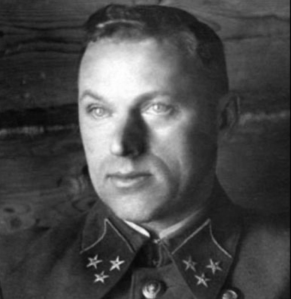 sanki olay yerindeymiş gibi acele acele cümle kurmadan yarım yamalak attığı tweetler ağlatıyor amk ya lavuk 5 senedir 3. dünya savaşını çıkarmadı gitti