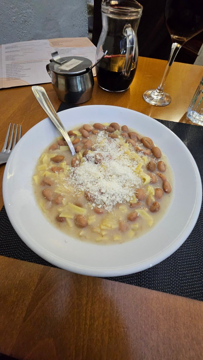 CaptainZtravels's tweet image. Dinner at one of my favorite little restaurants in Rome, Italy - Su e Giù, which means upstairs and downstairs because they have an upstairs and downstairs seating area!  #romeitaly #seatingarea #dinner #restaurants #city #italy #mean