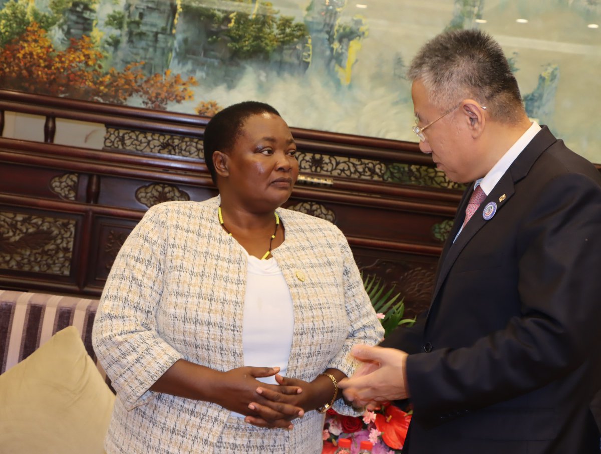 R_Nabbanja's tweet image. I today, met the Chairman of the China International Water & Electric Corporation a Chinese Company behind the construction of Isimba Hydropower Project.
The meeting that took place on the sidelines of the on going Fourth China - Africa Economic Trade Expo in the city of…