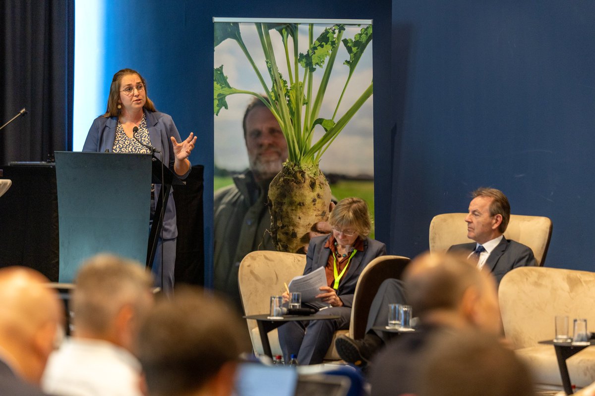 SugarBeetEurope's tweet photo. Congress Day 2- We discussed the follow-up to the Vision of agri with @BrigitteMisonne DG AGRI, N.Berlakovich @COPACOGECA
&amp; young farmer @hildecoolman👩🏻‍🌾 We need to make our sector attractive, resilient &amp; competitive again after the announcement of 5 factories closures in 2025🏭 https://t.co/KyK1aN5g8W