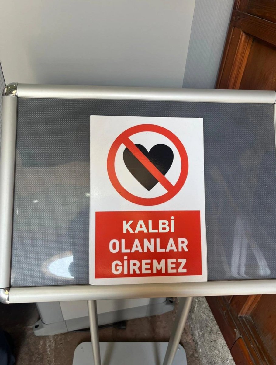 Kapıdan döndüm