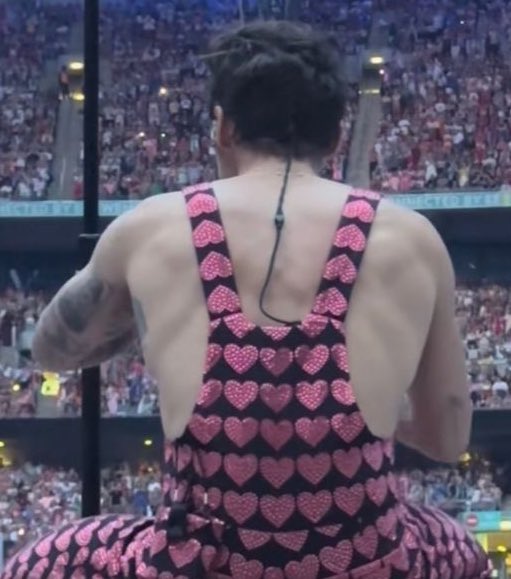 his back is insane🚬