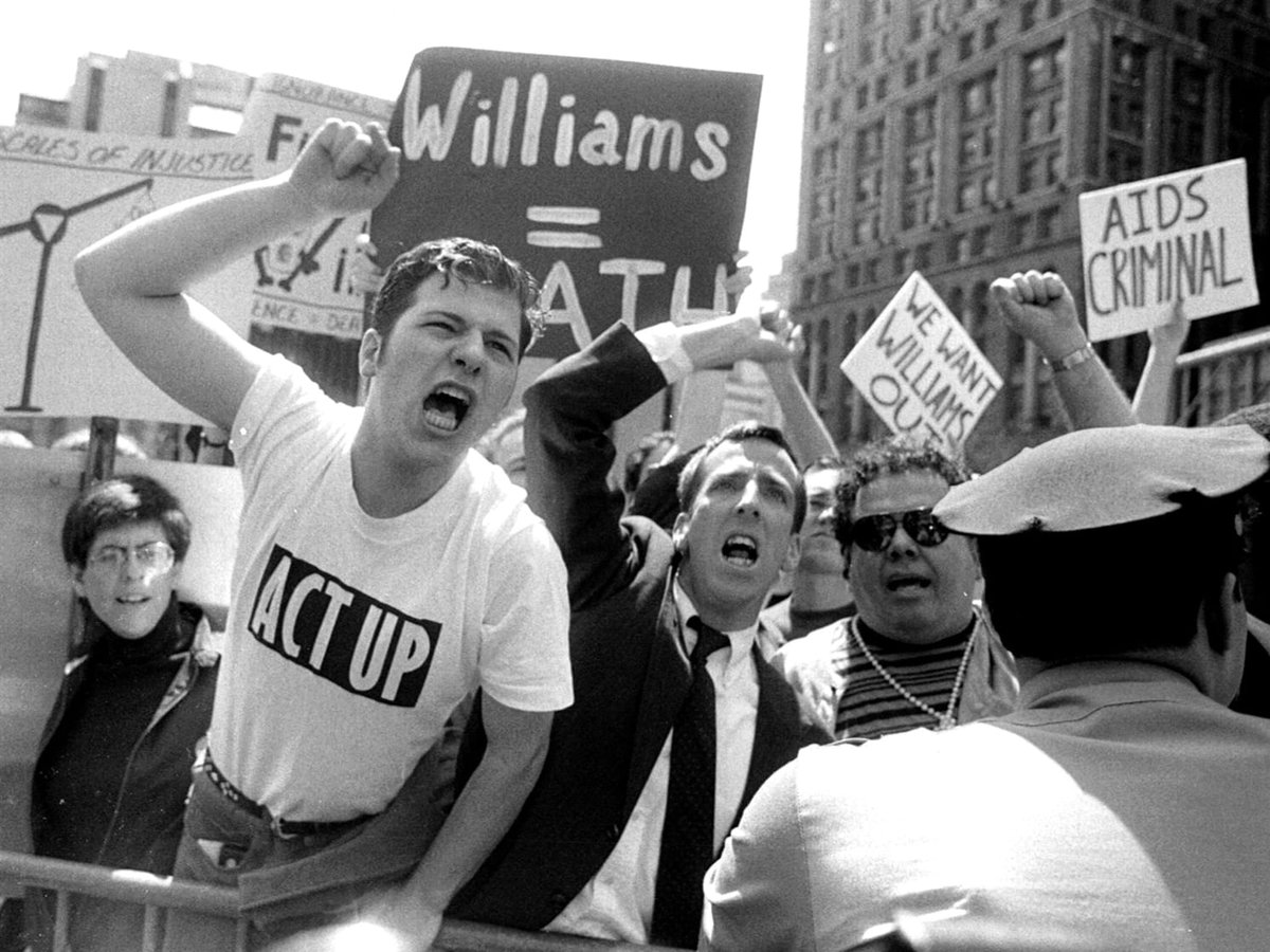 1/10 🧵 ACT UP (Coalición del SIDA para Liberar el Poder, '87, NY) nace para exigir acción estatal ante el VIH. Protestas como en la Administración de Alimentos y Medicamentos (FDA) logran acelerar tratamientos y reducir estigma 🩺🌎 #VIHSIDA

📷: archivo @ACTUPNY