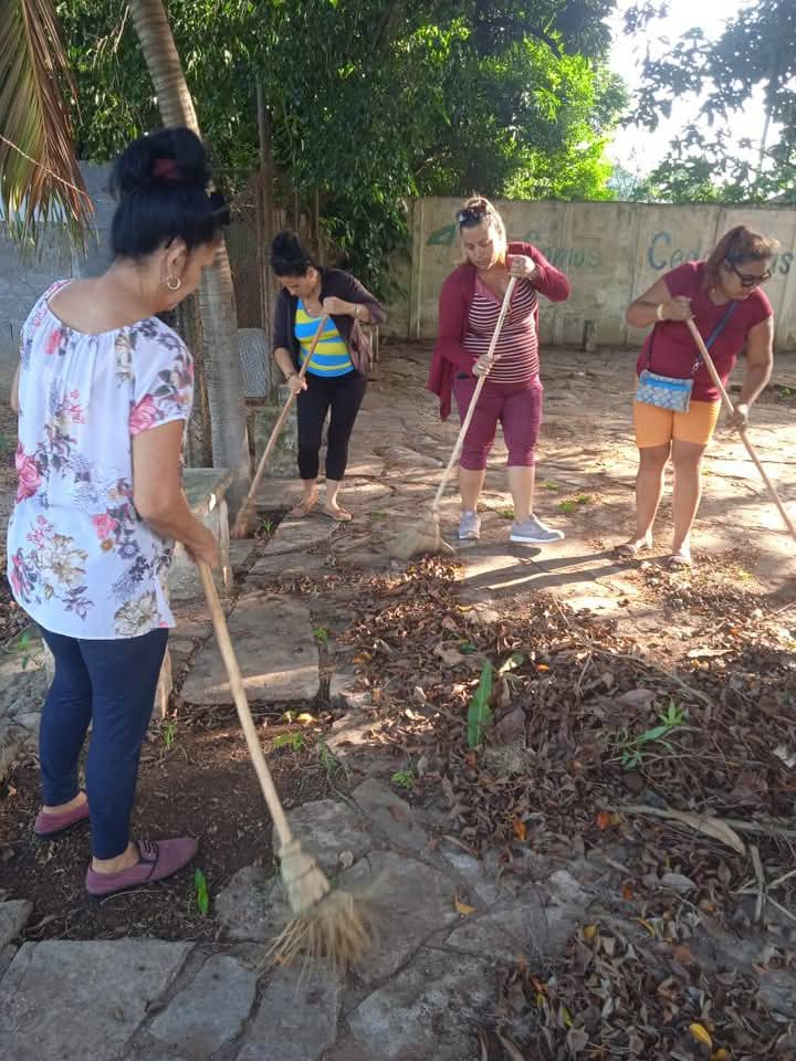 AlfreMene37409's tweet photo. Todos los municipios de #CiegodeÁvila realizaron hoy la jornada habitual de cambio de labor, contribuyendo a la limpieza e higienización de la ciudad.  #CiegoEn26 #LatirAvileño #SinPerderUnDía @DiazCanelB @DrRobertoMOjeda @PartidoPCC @JHGcasanova https://t.co/KG154xoCH6