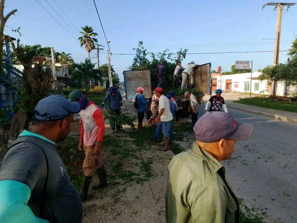 AlfreMene37409's tweet photo. Todos los municipios de #CiegodeÁvila realizaron hoy la jornada habitual de cambio de labor, contribuyendo a la limpieza e higienización de la ciudad.  #CiegoEn26 #LatirAvileño #SinPerderUnDía @DiazCanelB @DrRobertoMOjeda @PartidoPCC @JHGcasanova https://t.co/KG154xoCH6