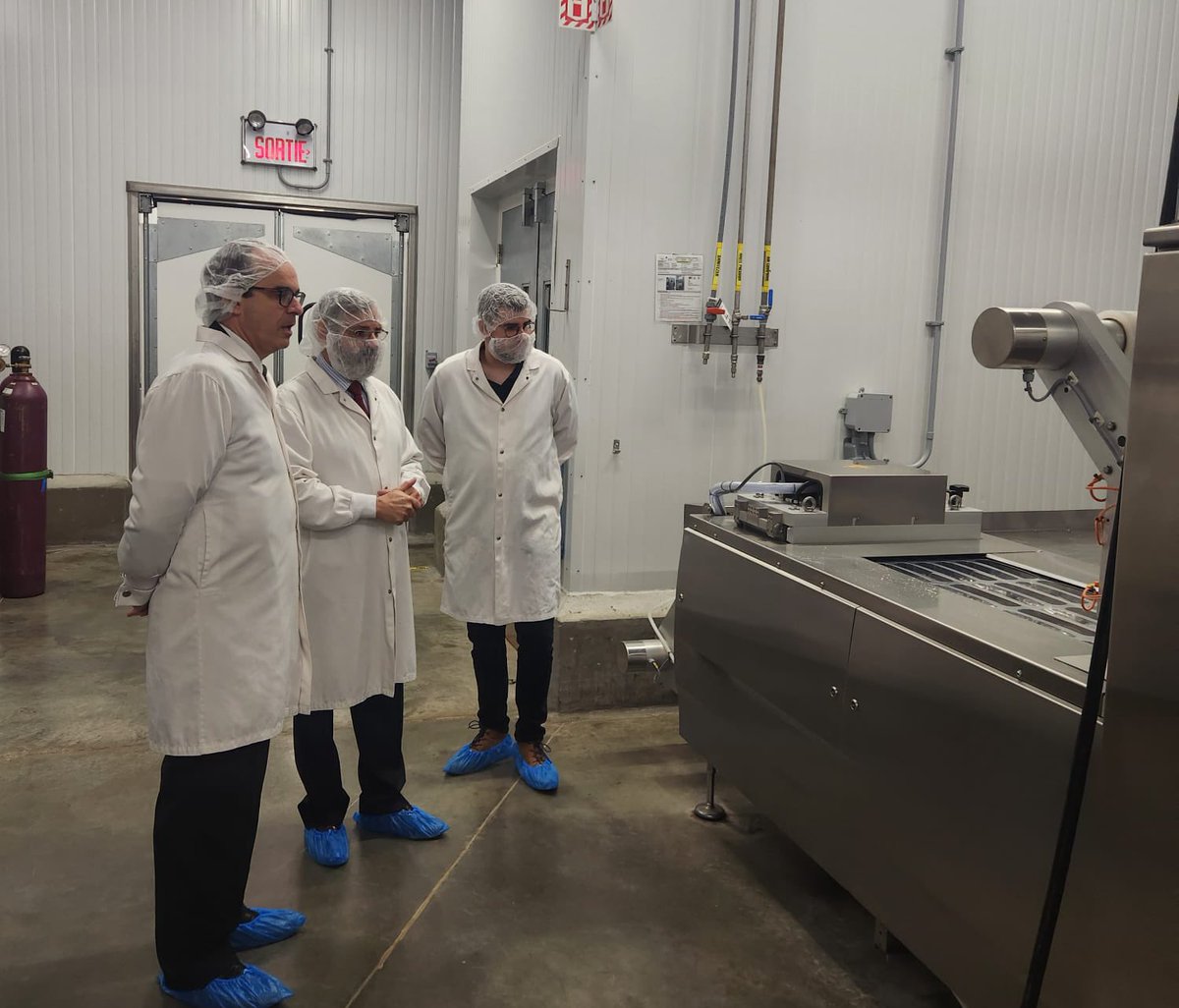 EmbEspCanada's tweet image. El Embajador de España visitó la fábrica de #embutidos @RedondoIglesias. Apoyamos las inversiones 🇪🇸 en 🇨🇦 y a nuestro sector primario.
L’Ambassadeur d’Espagne a visité l’usine  de #charcuterie @RedondoIglesias. Nous soutenons les investissements 🇪🇸 au 🇨🇦 et notre secteur