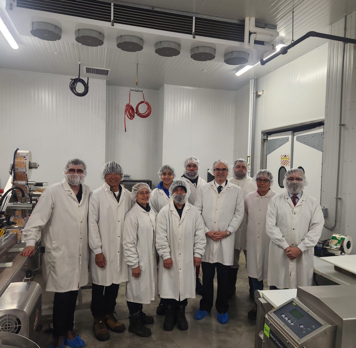 EmbEspCanada's tweet image. El Embajador de España visitó la fábrica de #embutidos @RedondoIglesias. Apoyamos las inversiones 🇪🇸 en 🇨🇦 y a nuestro sector primario.
L’Ambassadeur d’Espagne a visité l’usine  de #charcuterie @RedondoIglesias. Nous soutenons les investissements 🇪🇸 au 🇨🇦 et notre secteur