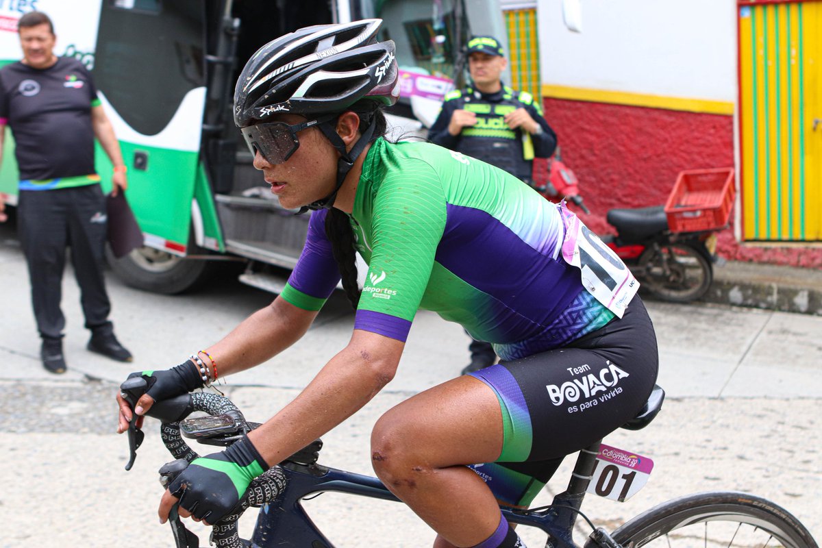 Juanita Salcedo defiende con toda el liderato Sub 23 en la #VFemenina2025.

El Team Boyacá es Para Vivirla sigue exhibiendo solidez en la ronda femenina nacional, Juanita Salcedo fue octava y Laura Rojas octava en la cuarta etapa con final en ascenso en El Santuario.