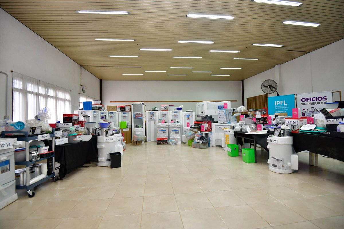 Además, 40 escuelas del distrito donde desayunan y meriendan niños, niñas y adolescentes recibieron equipamiento para mejorar el funcionamiento del Servicio Alimentario Escolar.